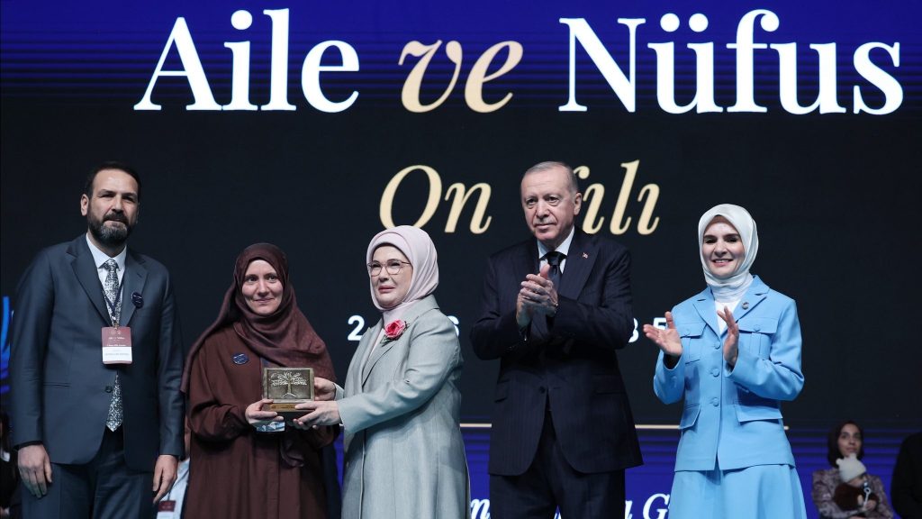 Emine Erdoğan’dan “Aile ve Nüfus On Yılı Vizyon Belgesi Tanıtım Programı” paylaşımı emine-erdogandan-aile-ve-nufus-on-yili-vizyon-belgesi-tanitim-programi-paylasimi-mfblkb6R.jpg