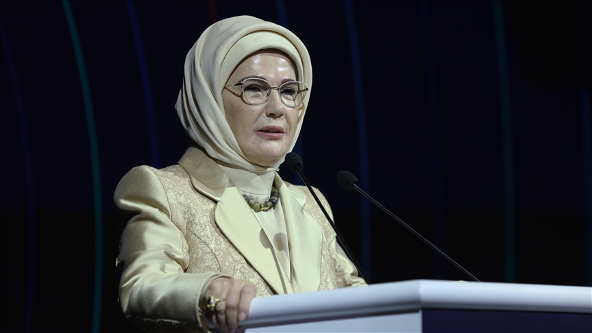 emine-erdogandan-anneler-gunu-paylasimi-onlar-varsa-karanlik-yoktur-RV9O3pNc.jpg