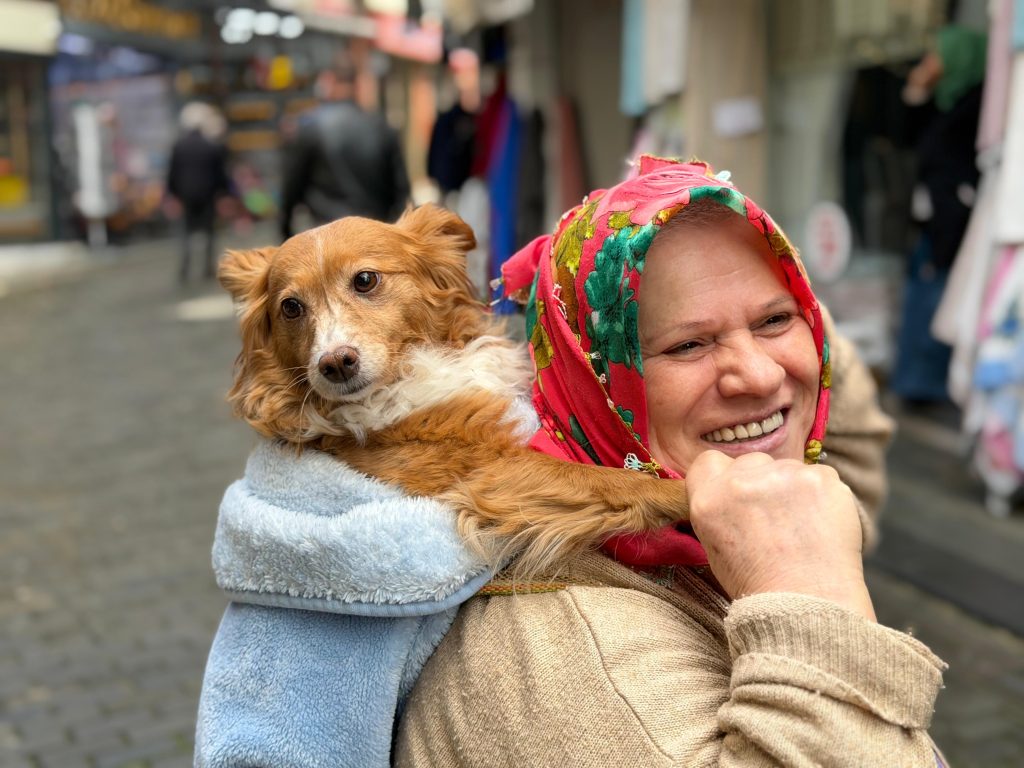 Er trägt seinen Hund auf dem Rücken, der Angst vor Menschen hat er-tr-gt-seinen-hund-auf-dem-rucken-der-angst-vor-menschen-hat-6rm3zbeQ.jpg