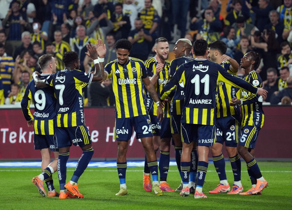 fenerbahcede-aylar-sonra-forma-giyen-futbolcuya-kadikoyde-buyuk-tepki-naAfeB59.jpg