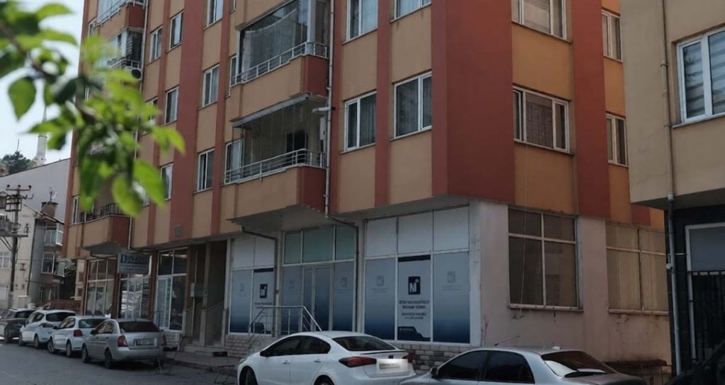 genc-kiz-universite-hocasinin-elinden-kurtulmak-icin-balkondan-ciplak-atladi-Hqp72tVC.jpg