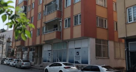 Genç kız üniversite hocasının elinden kurtulmak için balkondan çıplak atladı
