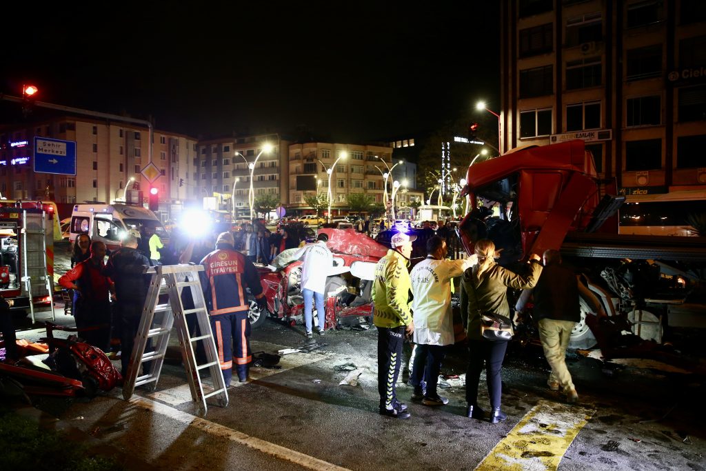 Giresun’daki katliam gibi kazada sürücünün uyuduğu düşünülüyor giresundaki-katliam-gibi-kazada-surucunun-uyudugu-dusunuluyor-GQeqT8wm.jpg