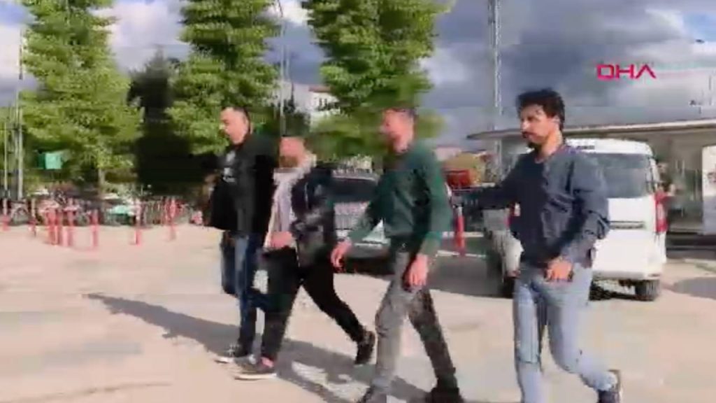 Halı sahada ‘faul’ nedeniyle tartıştığı kişiyi 3 ay sonra bıçakladı! hali-sahada-faul-nedeniyle-tartistigi-kisiyi-3-ay-sonra-bicakladi-DzZGX7UF.jpg