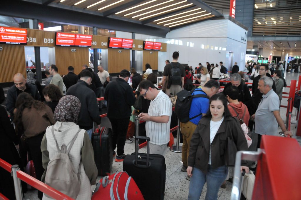 Havalimanlarında bayram yoğunluğu havalimanlarinda-bayram-yogunlugu-JEHXciKJ.jpg
