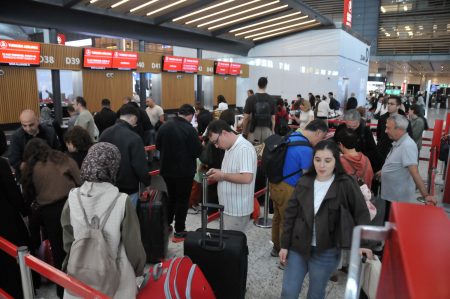 Havalimanlarında bayram yoğunluğu