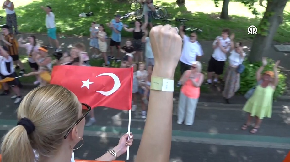 İngiltere’de Türk bayraklı şampiyonluk kutlaması ingilterede-turk-bayrakli-sampiyonluk-kutlamasi-vOeQG5Ri.jpg
