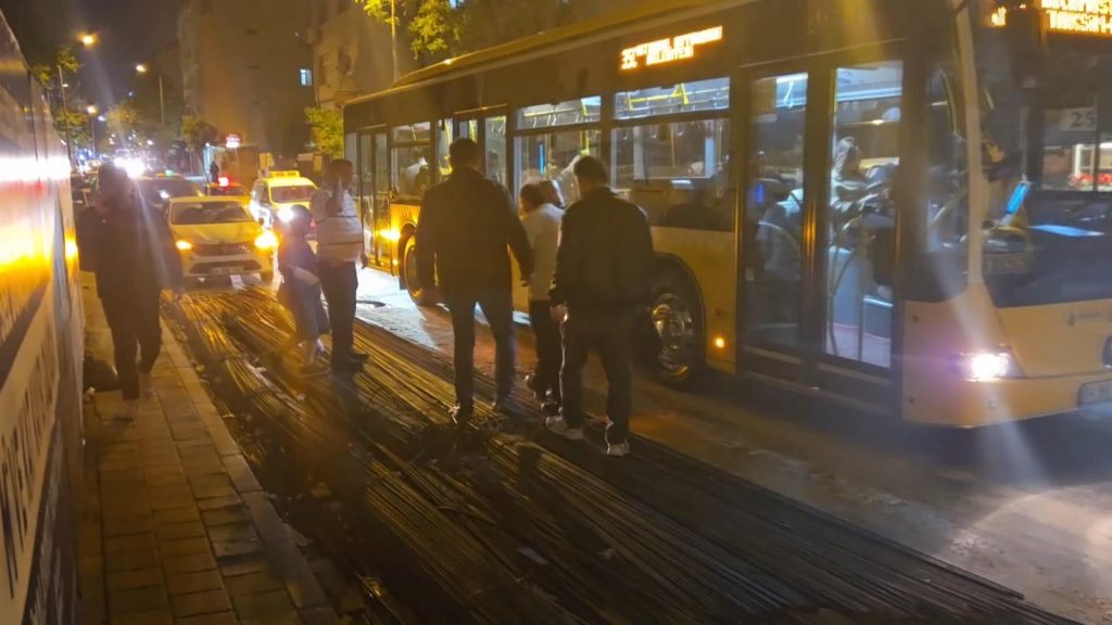 İnşaat demiri İETT otobüsünden içeri girdi. insaat-demiri-iett-otobusunden-iceri-girdi-6R9wDUff.jpg