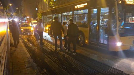 İnşaat demiri İETT otobüsünden içeri girdi.