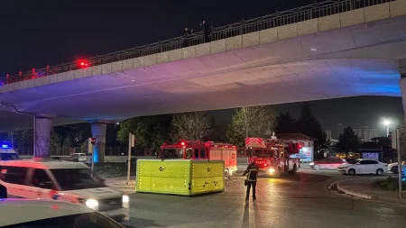 İntihar etmek için köprüye çıkan şahsı polis ikna etti
