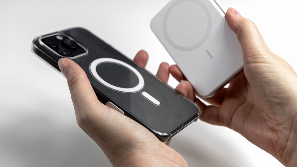 iPhone kılıflarının arkasındaki gizem: Halkanın altındaki çizgi ne işe yarıyor? iphone-kiliflarinin-arkasindaki-gizem-halkanin-altindaki-cizgi-ne-ise-yariyor-nKfS5RXV.jpg