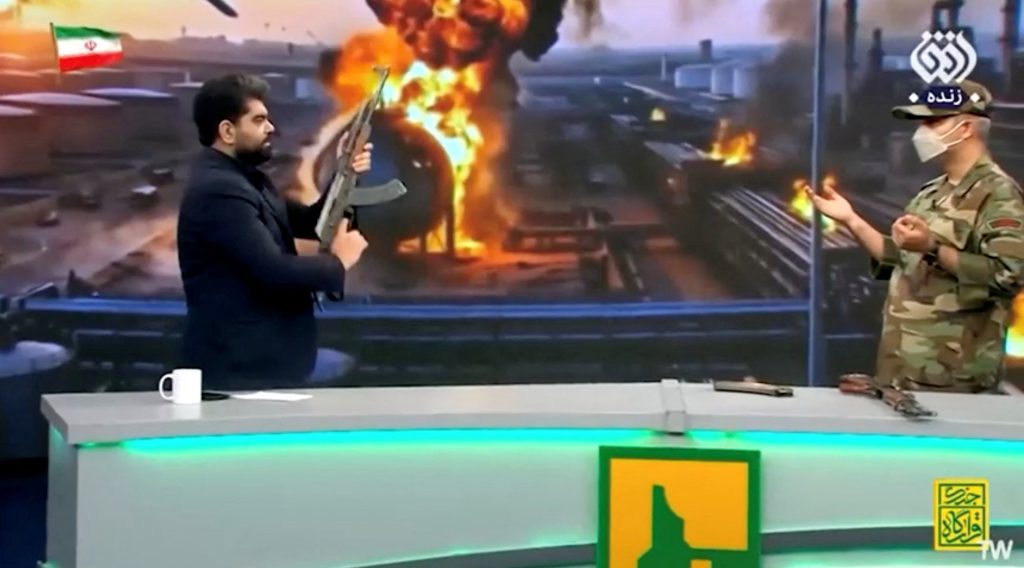 İranlı sunucu canlı yayında Kalaşnikov ile ateş etti iranli-sunucu-canli-yayinda-kalasnikov-ile-ates-etti-XkRddS8b.jpg