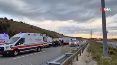 İstanbul-İzmir Otoyolu’nda yolcu otobüsü devrildi
