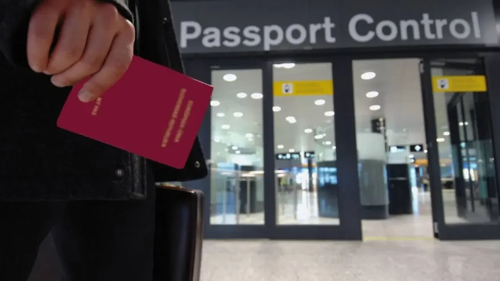 İstanbul’da sahte pasaportla İngiltere’ye gitmeye çalışanlara yardım eden 8 zanlı yakalandı istanbulda-sahte-pasaportla-ingiltereye-gitmeye-calisanlara-yardim-eden-8-zanli-yakalandi-XIMslZ5p.jpg
