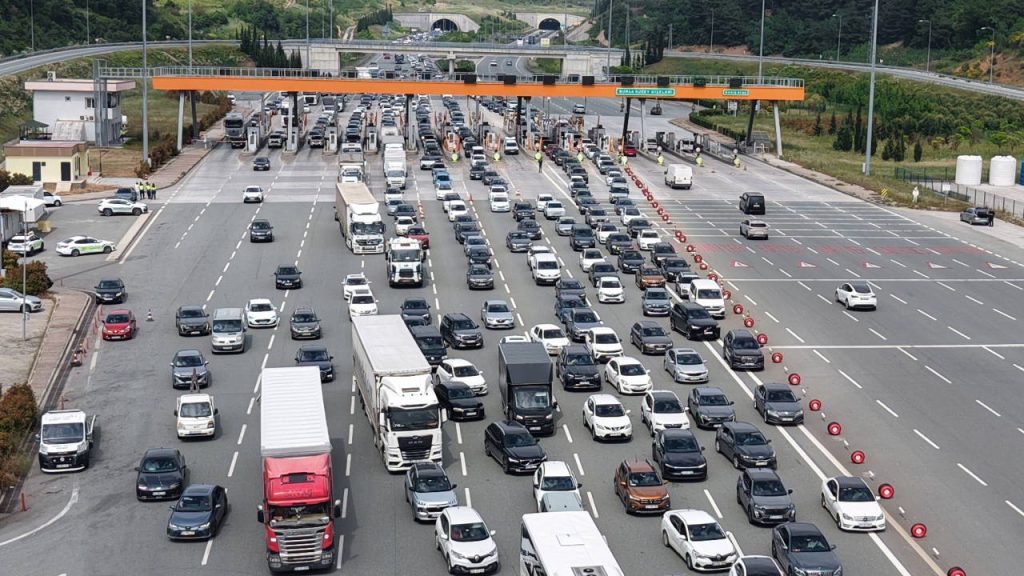 İstanbul’dan kaçış başladı: Metrelerce kuyruk oluştu istanbuldan-kacis-basladi-metrelerce-kuyruk-olustu-BO6rT86T.jpg