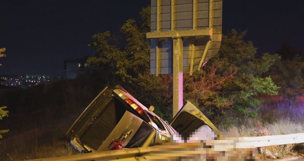 izmirde-sarampole-devrilen-hafif-ticari-aractaki-2-kisi-oldu-w9b2TMJc.jpg