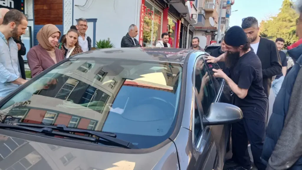 Kapılar otomatik kilitledi, bebek arabada mahsur kaldı: Çilingirle bebeği kurtardılar kapilar-otomatik-kilitledi-bebek-arabada-mahsur-kaldi-cilingirle-bebegi-kurtardilar-cbL2yCM5.jpg
