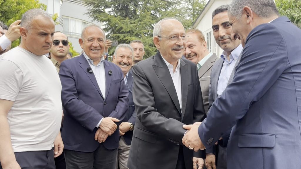 kilicdaroglu-partililerle-bayramlasti-mGun5O8W.jpg