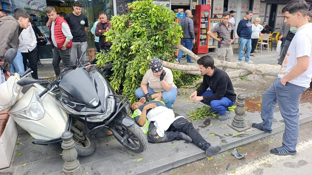 Kırmızı ışık ihlali yapan otomobil ortalığı savaş alanına çevirdi kirmizi-isik-ihlali-yapan-otomobil-ortaligi-savas-alanina-cevirdi-nu6nCCZ3.jpg