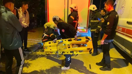 Kontrolden çıkan motosiklet, kamyonun altına girdi