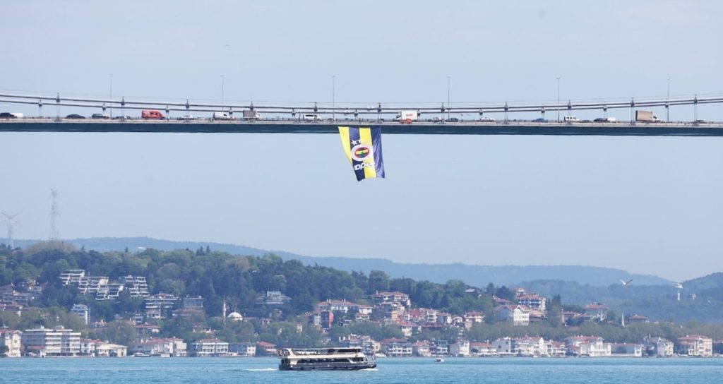 koprulere-dev-fenerbahce-bayraklari-asildi-6TOZysNl.jpg