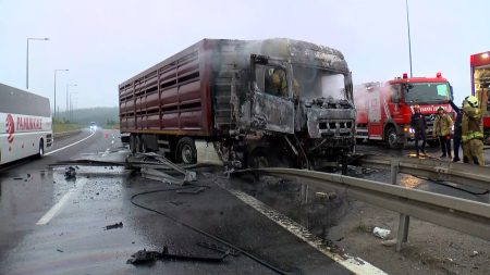 Kuzey Marmara Otoyolu Çekmeköy bölgesinde bariyere çarpan tır yandı