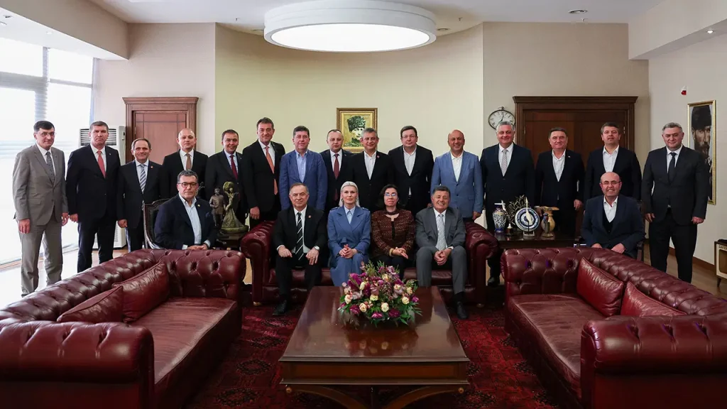 ozgur-ozel-chpli-il-belediye-baskanlari-ile-gorustu-MmB2FVM6.jpg