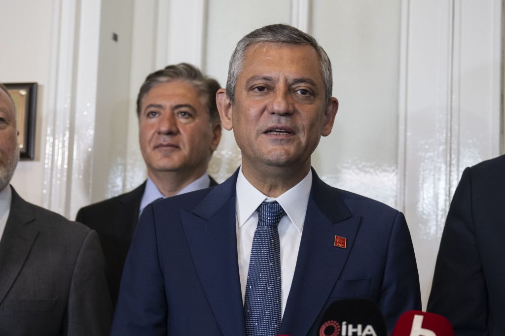 ozgur-ozelden-kilicdarogluna-kurultay-yaniti-xhA7DXXX.jpg