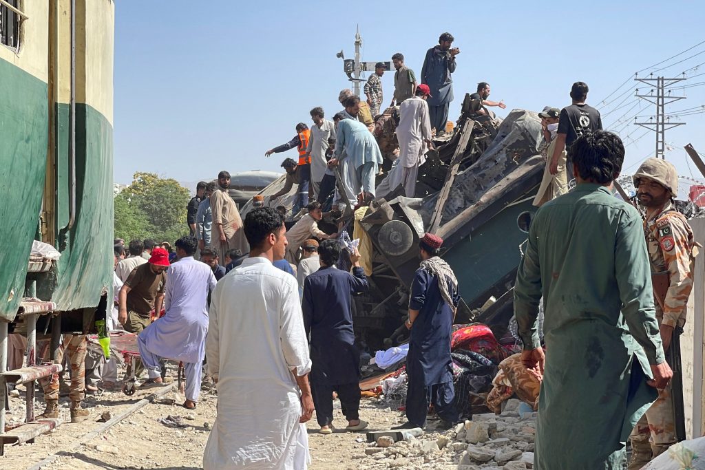 Pakistan’da trene bombalı saldırı… pakistanda-trene-bombali-saldiri-VkFtBrnt.jpg