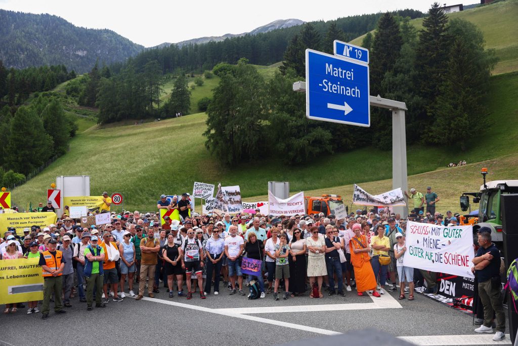 Protesto ve sabotaj sınırı kilitledi Protesto ve sabotaj sınırı kilitledi