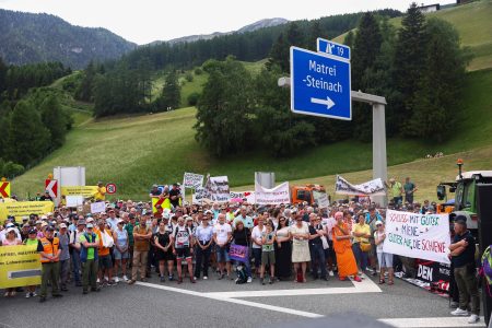 Protesto ve sabotaj sınırı kilitledi