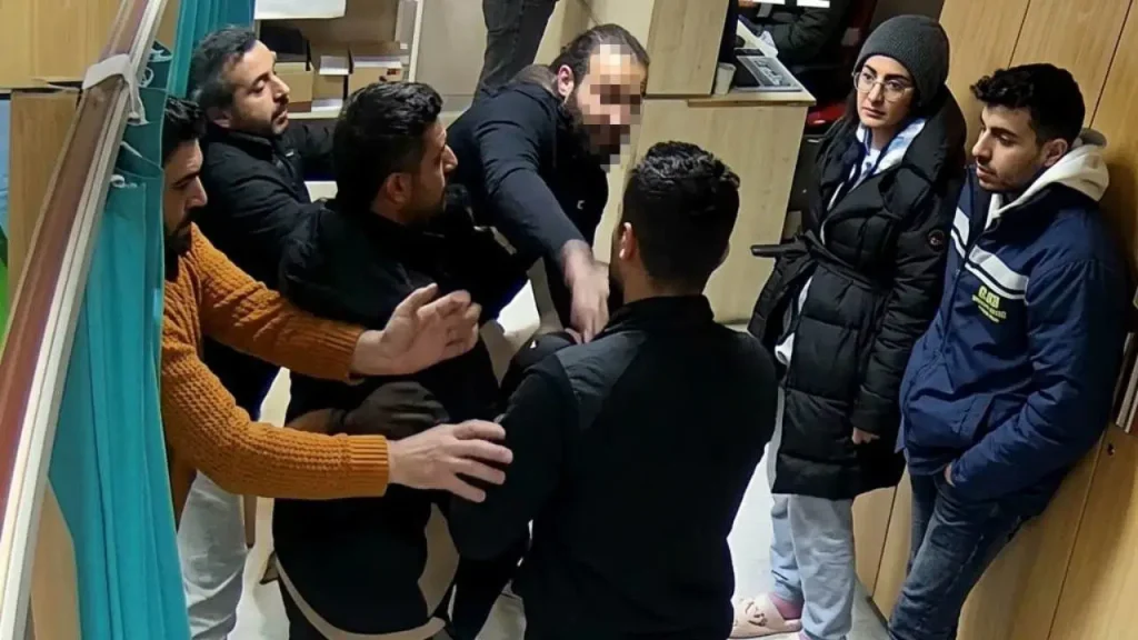 Rapor isteyen hastaya yumruk attı: Yüzde 30 görme kaybına neden oldu rapor-isteyen-hastaya-yumruk-atti-yuzde-30-gorme-kaybina-neden-oldu-AG3D6BnS.jpg