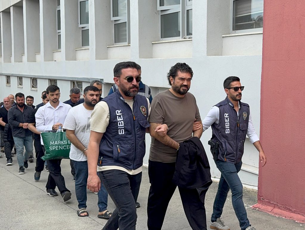 Rasim Ozan Kütahyalı’nın tutuklandığı yasa dışı bahis operasyonu: Şifresi kırılan telefon, Halil Falyalı ve KKTC ayrıntısı rasim-ozan-kutahyalinin-tutuklandigi-yasa-disi-bahis-operasyonu-sifresi-kirilan-telefon-halil-falyali-ve-5prBdOtR.jpg