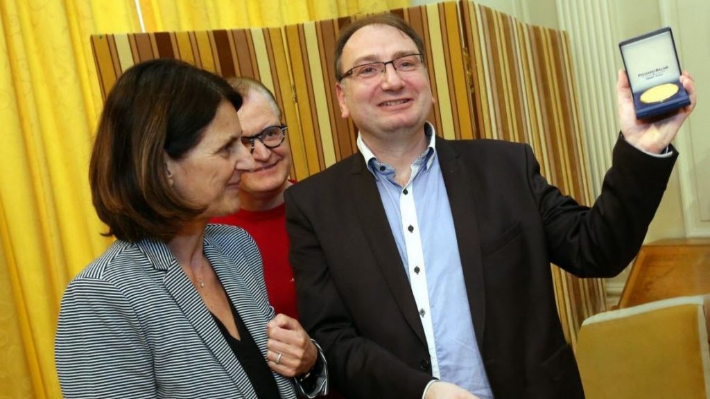 Sahte ödüller profesörü işinden etti sahte-oduller-profesoru-isinden-etti-RABq6QvW.jpg