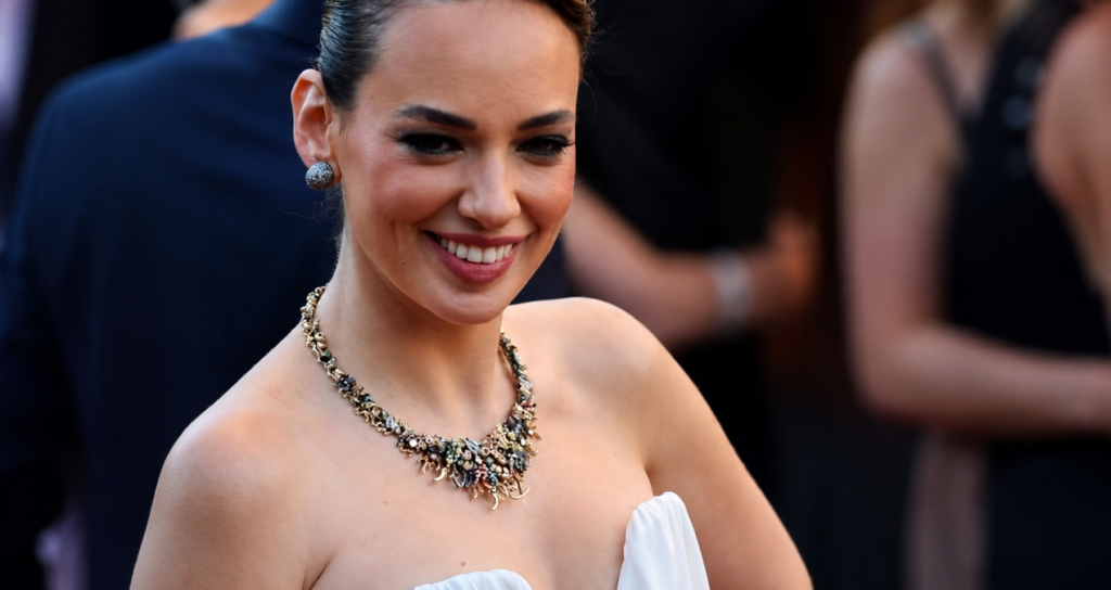 seda-bakanin-cannes-tarzi-sosyal-medyada-olay-oldu-uaXAc8iZ.jpg