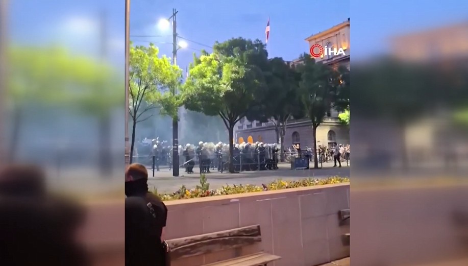 sirbistanda-ortalik-karisti-iktidar-karsiti-protestocular-polisle-catisti-EpfiRU9c.jpg