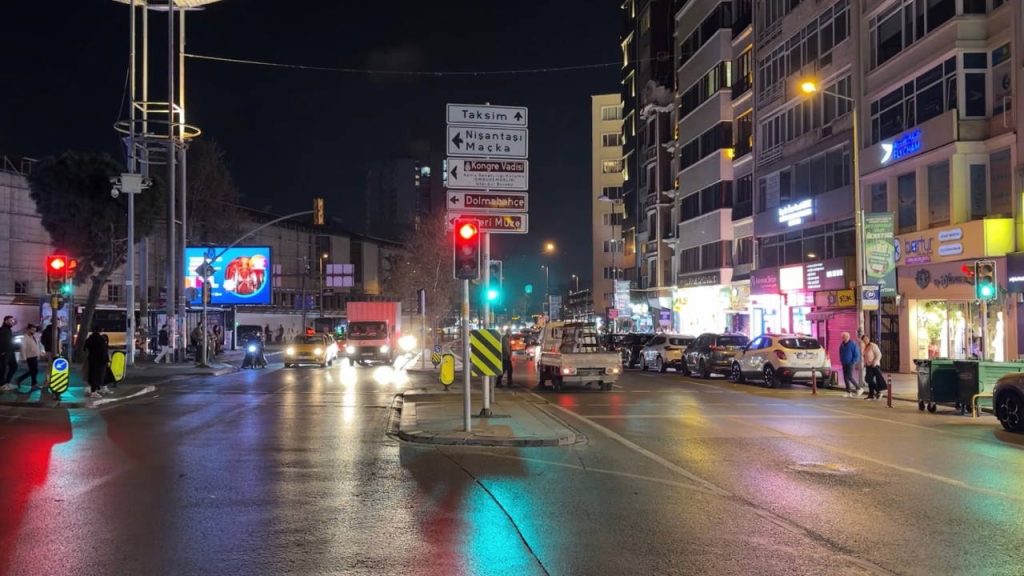 Şişli’de feci kaza: Üzerine trafik ışığı devrilen Mısırlı turist hayatını kaybetti sislide-feci-kaza-uzerine-trafik-isigi-devrilen-misirli-turist-hayatini-kaybetti-MJU3Qx6b.jpg