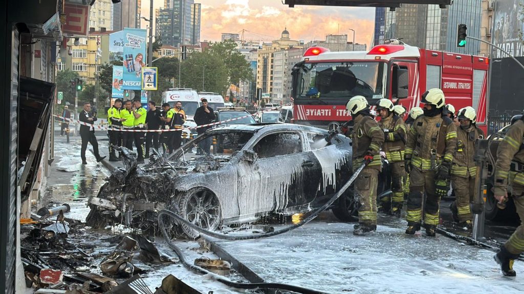 Şişli’de iş yerine giren otomobil yangın çıkardı sislide-is-yerine-giren-otomobil-yangin-cikardi-a9833mvZ.jpg