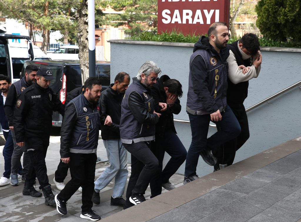 SMS’le gelen tuzağa düştüler! 19 milyonluk vurguna 23 gözaltı smsle-gelen-tuzaga-dustuler-19-milyonluk-vurguna-23-gozalti-PWj3jMjs.jpg