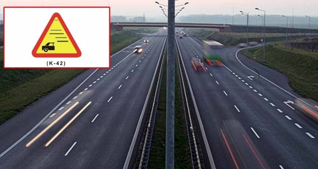 suruculerin-90i-anlamini-bilmiyor-ama-bu-trafik-isareti-hayat-kurtariyor-fXkjjqEd.jpg