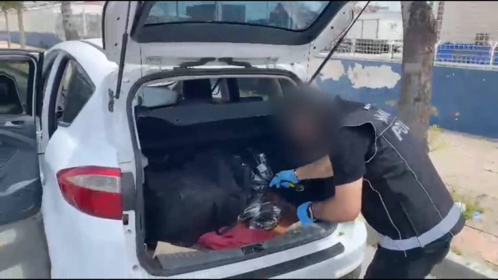 Takibe alınan araçtan 23 kilo 984 gram esrar ele geçirildi takibe-alinan-aractan-23-kilo-984-gram-esrar-ele-gecirildi-abU7NbI7.jpg