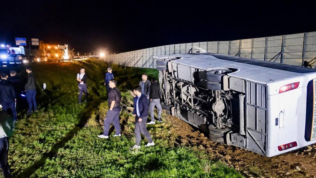 Taraftarları taşıyan yolcu midibüsü devrildi: Çok sayıda yaralı var taraftarlari-tasiyan-yolcu-midibusu-devrildi-cok-sayida-yarali-var-Yh1mY7Ll.jpg