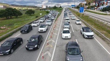 Tatilcilerden erken dönüş: 43 ilin bağlantı noktası kilitlendi
