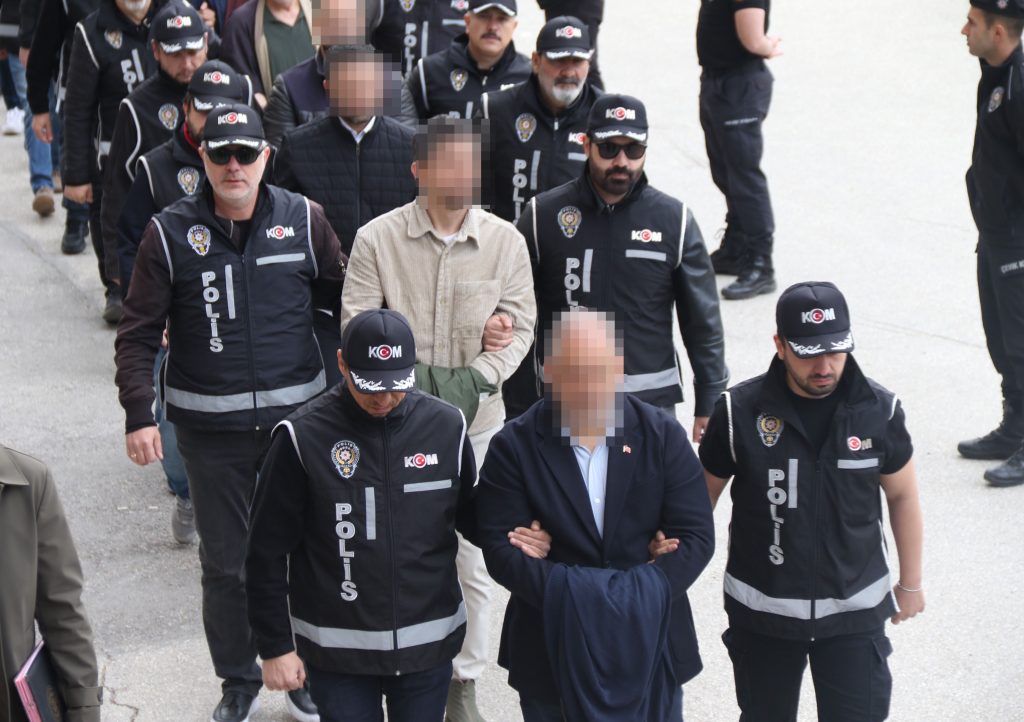 Tepebaşı Belediyesi’ne yönelik operasyon. 15 kişi tutuklandı tepebasi-belediyesine-yonelik-operasyon-15-kisi-tutuklandi-BsVAsGN2.jpg