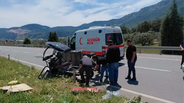 TIR elektrikli bisiklete çarptı: Aynı aileden 1 kişi öldü, 4 kişi yaralandı tir-elektrikli-bisiklete-carpti-ayni-aileden-1-kisi-oldu-4-kisi-yaralandi-xsELeNSA.jpg