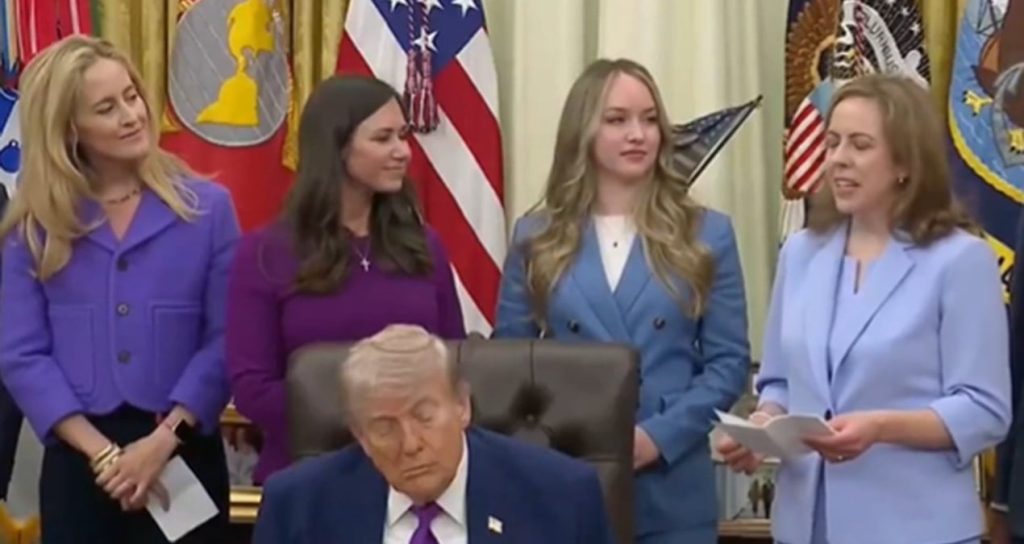 Trump etkinlikte kameralar önünde yine uyukladı trump-etkinlikte-kameralar-onunde-yine-uyukladi-3d1cZbO9.jpg
