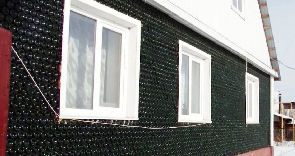 Tuğla kullanmadan cam şişelerle ev yaptı tugla-kullanmadan-cam-siselerle-ev-yapti-Ff8Pfcu5.jpg