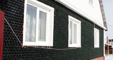 Tuğla kullanmadan cam şişelerle ev yaptı