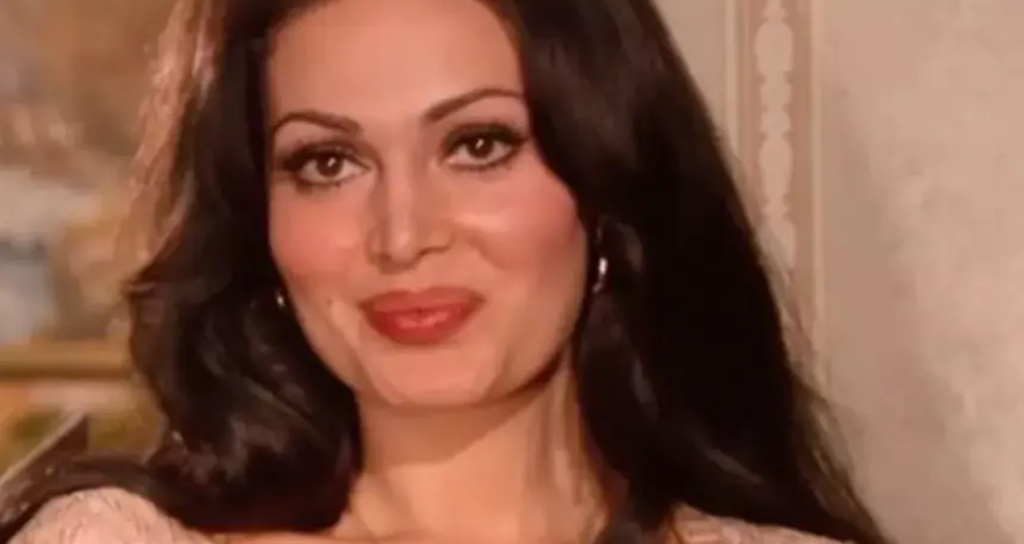 Türkan Şoray 10 saat taksiyle gezdikten sonra sahneye çıktı: Şoför öve öve bitiremedi turkan-soray-10-saat-taksiyle-gezdikten-sonra-sahneye-cikti-sofor-ove-ove-bitiremedi-m3GltWkd.jpg