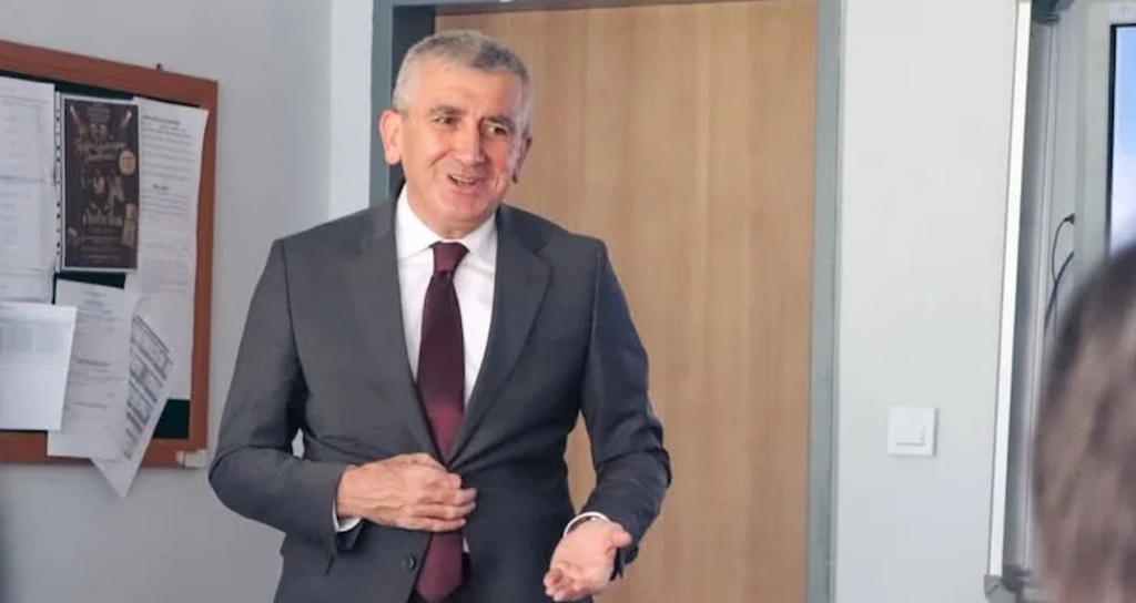 Tutuklanan Akçakoca Belediye Başkanı görevden uzaklaştırıldı tutuklanan-akcakoca-belediye-baskani-gorevden-uzaklastirildi-68pMG7Di.jpg